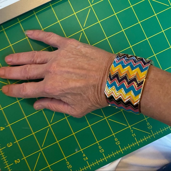 Multicolored Zigzag Enamel Bangle Bracelet Stretch - Picture 4 of 4